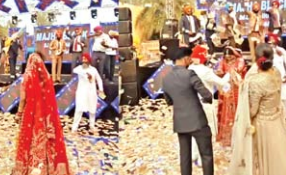 एनआरआई दूल्हे की शादी में 8 कराेड़ से ज्यादा नाेट उड़ाए